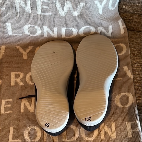 Women’s Wool Runner Allbirds in Dark Grey - Picture 5 of 8